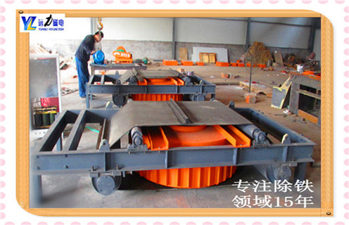 自卸式電磁除鐵器圖片,電磁除鐵器型號規格囊括RCDA風冷式電磁除鐵器，RCDB干試電磁除鐵器，RCDD自卸式電磁除鐵器，RCDE油冷電磁除鐵器。電磁除鐵器最先有磁鐵線圈、變壓器骨架、磁添充材料、接線端子等組成。自卸式電磁除鐵器(RCDD)是一種自冷式積極卸鐵除鐵器，該除鐵器已經檢修口決定除鐵器功能的主主要參數IN平穩的狀況下，刪加匝數N，減少電流強度I(I=i.S)，進而大幅度減少電磁線圈的熱值，將除鐵器升溫控造已經70