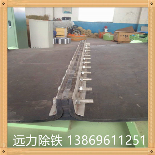 我們在帶式除鐵器的運行過程中,是很容易出現皮帶跑偏現象的,那么我們該如何糾正呢?先調整托輥支座,如所有托輥支座均已調整到位,皮帶仍繼續跑偏則調整從動滾筒軸承座.皮帶向某側跑偏,則將托輥支座按皮帶圖示調整方向調整.如皮帶繼續跑偏則按圖示方向調整從動滾筒軸承座.