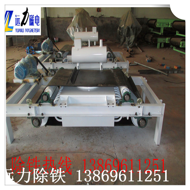 rcde油冷電磁除鐵器簡介,RCDE油冷式電磁除鐵器可以與鐵磁物體中的非磁性材料混合除去.此種除鐵器一般安裝在帶式輸送機的頭部或中部.會在鐵件中的材料中混入放電后的鐵皮帶.達到自動清除材料中鐵雜質的目的.并能有效防止輸送帶縱向割斷性劃痕,保護破碎機,磨床等正常工作.因此,該系列除鐵器被廣泛應用于礦山,電力,冶金,建材,煤炭制備,化工等行業.