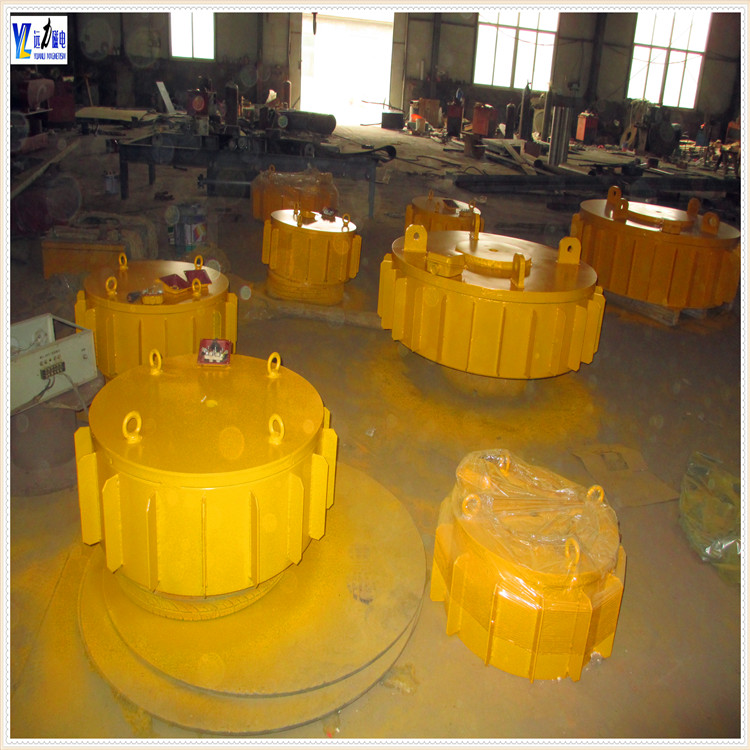 三.電磁帶式除鐵器行業標準  　　1.經常檢查吊裝器有否松動,吊裝器如有松動會使電磁振動給料機四角不平衡,影響給料質量,應立即緊固.  　　2.振動器的密封罩必須蓋好,以防灰塵進入,堵塞板彈簧之間的間隙,并要經常清理密封罩積灰.  　　3.經常檢查給料槽振幅和線圈電流,注意機器的響聲是否正常,如果發現聲音突然變大,或發現有撞擊聲,要仔細分析原因,并立即停機處理.  　　4.鐵芯與銜鐵之間氣隙任何時間必須保持平衡,應隨時檢查螺栓是否松動.間隙是否正常,如果板彈簧頂緊螺栓松動或板彈簧斷裂,鐵芯與銜鐵之間氣隙發生變化或撞擊,要立即處理.