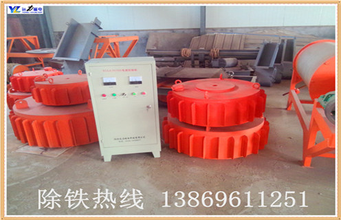 1.我們簡單介紹一下電磁除鐵器的維修事項：     維修主要事項：檢查連接件松緊情況。電線與端子相連時最好使用匹配的冷壓端頭，以保證接頭接觸良好。長期停止運行的維護保養：長期停止運行時，重新使用要注意所有法蘭、蓋、隔爆面是否符合要求，隔爆面要定期涂防銹油，內外接地要良好。定期檢查設備絕緣電阻是否符合要求。  　　2.電磁除鐵器廠家的服務細節：  　　如果電磁除鐵器廠家對服務細節的漠不關心，意味著服務精神缺少，任何一個剛開始看起來并不重要的細節錯失，都會讓消費者懷疑或全盤否定我們的服務精神。服務型企業無時不重視細節，注意服務精神的宏揚。面對WTO帶來的全球性的競爭，粗放式管理與經營再也不能繼續進行下去了。精細化時代的到來，迫使企業將競爭的焦點更多地從戰略轉向細節。因為細節決定成敗。