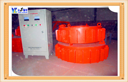 1.漿料電磁除鐵器工作原理：  　　當除鐵器按操作程序啟動投入運行時,物料中的鐵件在強大磁場作用下,被迅速吸出,這時,減速機的動力通過鏈輪、鏈條、主動滾筒傳至有刮板的自卸膠帶將吸出的鐵件強行甩出運輸帶外,從而達到清除鐵件的目的。  　　2.漿料電磁除鐵器如何處理漿料  　　根據磁動力學原理我們知道，磁鐵對于磁性物質的吸引力不僅與磁場強度有關，還與磁場梯度有直接關系，磁場力F=H*(aH/aL)。T1,T2,T3 系列超強除鐵器，具有磁場強、梯度高、磁程深、吸力大的特點。T1，T2，T3 在額定吊高處磁場強度分別為國標產品的1.6，2.4和4.4 倍，分別為900GS,1200GS 和1500GS 。吸力分別是國標產品的2.3 倍4.4 倍和7.6 倍，對于超大超重鐵件或細小鐵件均有良好的清除效果，特別適合除鐵要求高的生產作業場所。