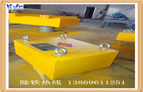 懸掛式永磁除鐵器輸送帶專用吸鐵器自卸式水泥建材煤礦強，RCGZ系列管道式永磁自動除鐵器由管道體、驅動裝置、磁體運行裝置三大部分組成，驅動裝置安裝在管道壁上，通過鏈輪、鏈條帶動管道體內磁分離腔的磁體運行裝置運轉，永磁體將管道內物料中混雜的鐵磁性物質通過出鐵口排出管道外。