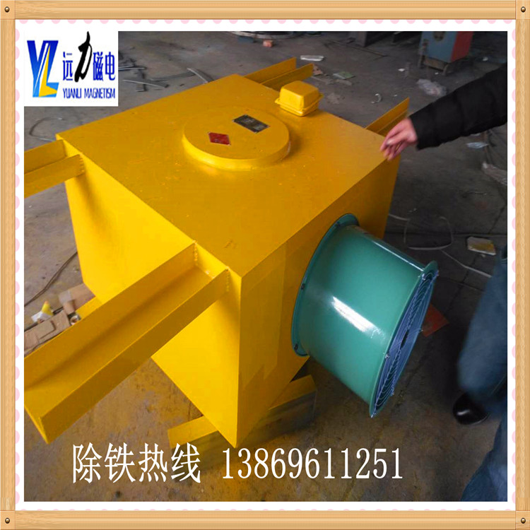 　　RCDC風冷懸掛式電磁除鐵器自動卸鐵，水泥廠木材磚廠專用除鐵的設計特點如下： 　　◆ 磁路采用計算機模擬設計，透磁深度大.磁力強.  　　◆ 內部采用電工專用樹脂澆注，自冷式全密封結構.防塵.防雨.耐腐蝕.  　　◆ 自動卸鐵.維護簡便.滾筒腰鼓形結構，具備皮帶自動糾偏功能，特制全密封軸承座，可實現長期無故障運行.  　　◆ 產品配套性好，整流設備功能齊全，具有手動和集控功能，能滿足多種場合的使用要求.  　　◆ 可有效吸除混雜在非磁性物料中0.1-35公斤的鐵磁性物質.