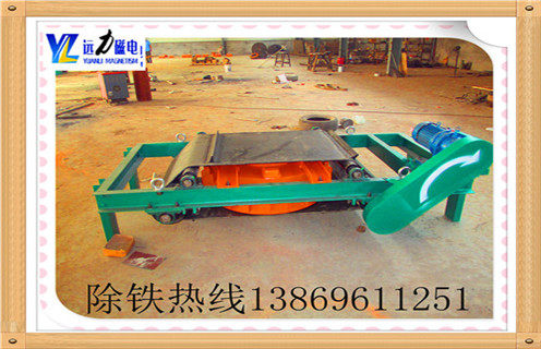 　RCDB-6.5自冷自卸式電磁除鐵器，懸掛式電磁除鐵器,近幾年除鐵器市場發展前景良好，除鐵器行業成為拉動和提高經濟增長點的重要行業.濰坊遠力磁電瞅準時機迅速發展，無論產品數量還是生產規模都有飛躍式的提高和發展，除鐵器銷量與日俱增. 　　1.自冷式電磁除鐵器本體磁路設計合理，磁場強度高.透磁深度大，故適合料層較厚的場合除鐵.又因采用全密封結構，制造過程中經真空干燥等特殊工藝處理，所以能有效地防止粉塵和有害氣體對線圈侵蝕，對環境和氣候的適應性強，使用壽命長.