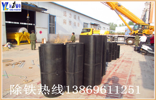 輸送帶專用懸掛式強磁除鐵器皮帶永磁鐵吸鐵器rcyb-8除鐵器皮帶，電磁除鐵器在采礦,焦化,煤等皮帶輸送行業作為除鐵設備領域,已被廣泛應用.皮帶鐵除鐵器自動卸載鐵帶使用高強度一體式橡膠圈,一個帶刮刀易于完成卸載操作.為了保護皮帶延長皮帶壽命,可以支撐安裝支架,用這種支架支撐可以滿足不同的安裝方式. 　　永磁自卸式除鐵器皮帶廣泛應用于礦山,冶金,煤炭,火電,化工,建材等行業.電子式樹脂鑄造用內部使用的圓盤型隔膜,這種圓形隔膜采用自冷式全密封結構.其優勢是具有較大的滲透深度,強吸力,防塵,防雨,腐蝕等特點,在極惡劣的環境下仍能可靠運行.回收磁性材料并防止磨床,破碎機等機械設備損壞和磨損,具有可靠的保護作用.