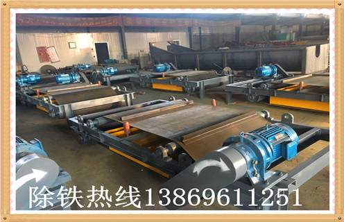 生產RCYD（C）-12永磁自卸式除鐵器帶式除鐵器強磁石料建材吸，濕式永磁自卸式除鐵器 ，濕式永磁自卸式除鐵器按照槽體的不同可分為順流式、逆流式、半逆流式三種。公司提供實驗室，實驗樣機可根據用戶的物料來自由定做設備，公司濕式永磁自卸式除鐵器經常銷往設計院，具有 　　1.干式永磁自卸式除鐵器主要應用  　　干式永磁自卸式除鐵器 廣泛應用于，沙山，鐵礦，河沙中的鐵粉提取，是目前河沙提取鐵粉的最為理想的設備。 干式永磁自卸式除鐵器概述： 干式永磁自卸式除鐵器是我公司專為磁性礦而研制設計的一種新型干選磁選